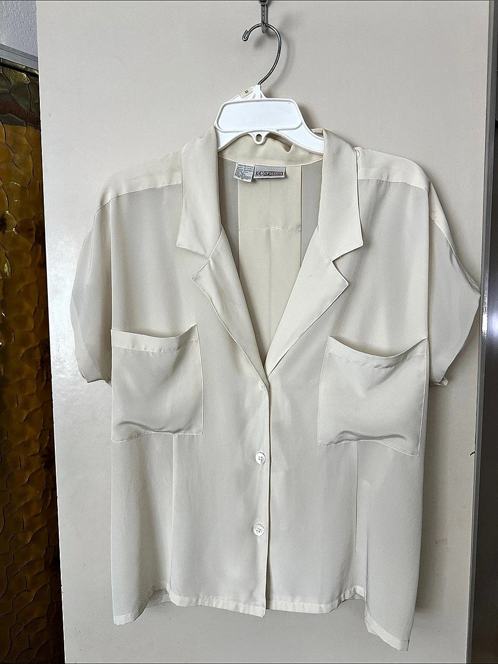 Courtenay Short Sleeve Button Front Top in White Like New